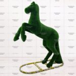 Топиари конь на дыбах - газон Deluxe Green