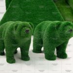 Топиари композиция медведи Стик, братья - газон Deluxe Green + Eco (сравнение газонов)